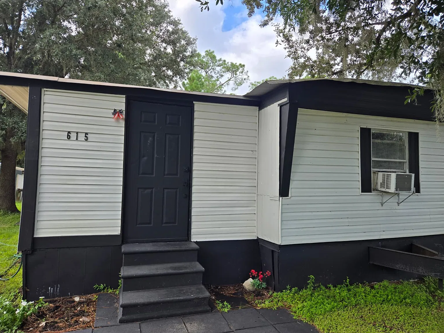 3 bed, 784 sqft, $950 — Photo 1