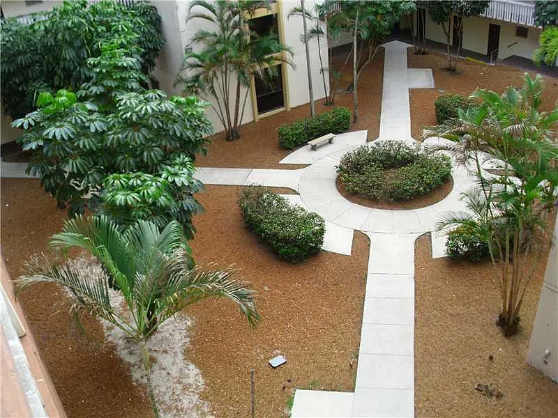 Photo 2 of 16 - 15600 NW 7th Ave #1 - North Miami Beach, FL Building Photo - 15600 NW 7th Ave #1