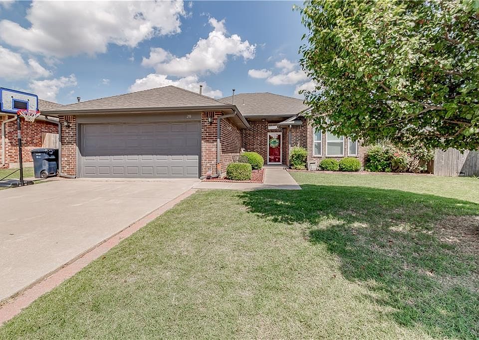 1st image of 20 Woodgate Dr