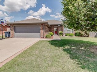 20 Woodgate Dr, Yukon, OK 73099