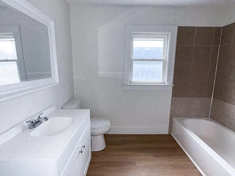 2143 Leonard Ave — Photo 7