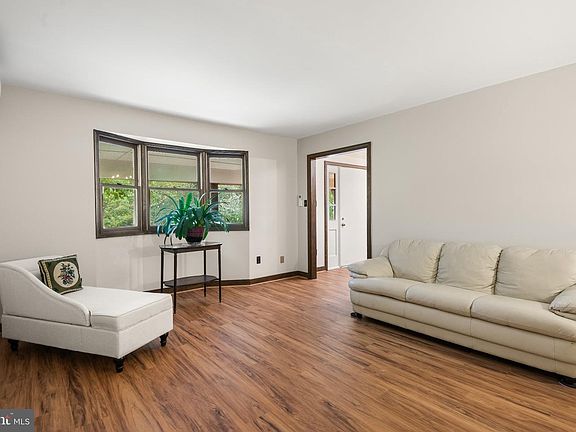 3rd image of 500 Reeds Rd