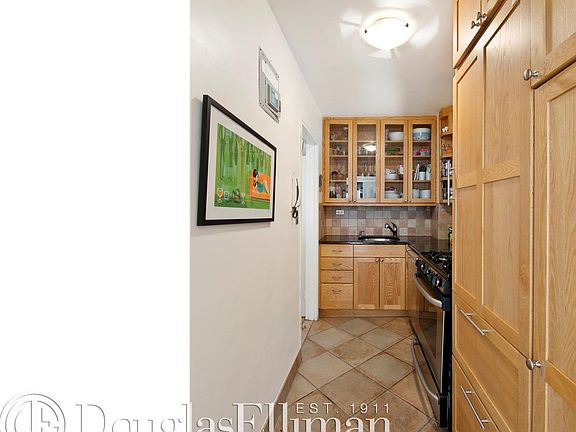 3rd image of 301 E 63rd St APT 2B
