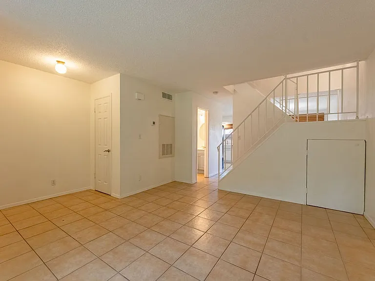 9604 Blue Creek Ln — Photo 5