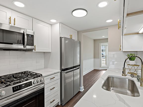 3rd image of 9086 Carlisle Ln
