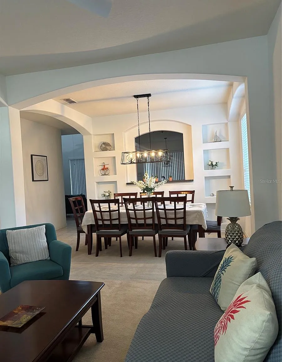 5 bed, 4.5 bath, 2820 sqft, $2,995 — Photo 2