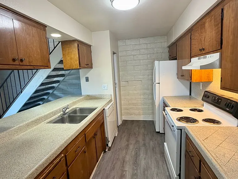 3260-3276 3306 Alexander Dr — Photo 3