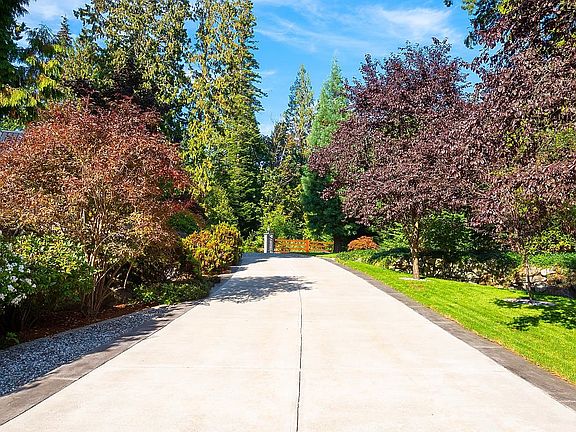 3rd image of 949 Arbutus Bay Ln