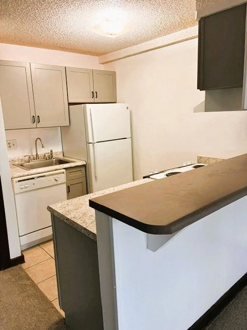 Long Term Rental- Silverqueen West 7307 — Photo 3