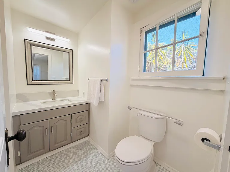21 E Arrellaga St #B — Photo 7