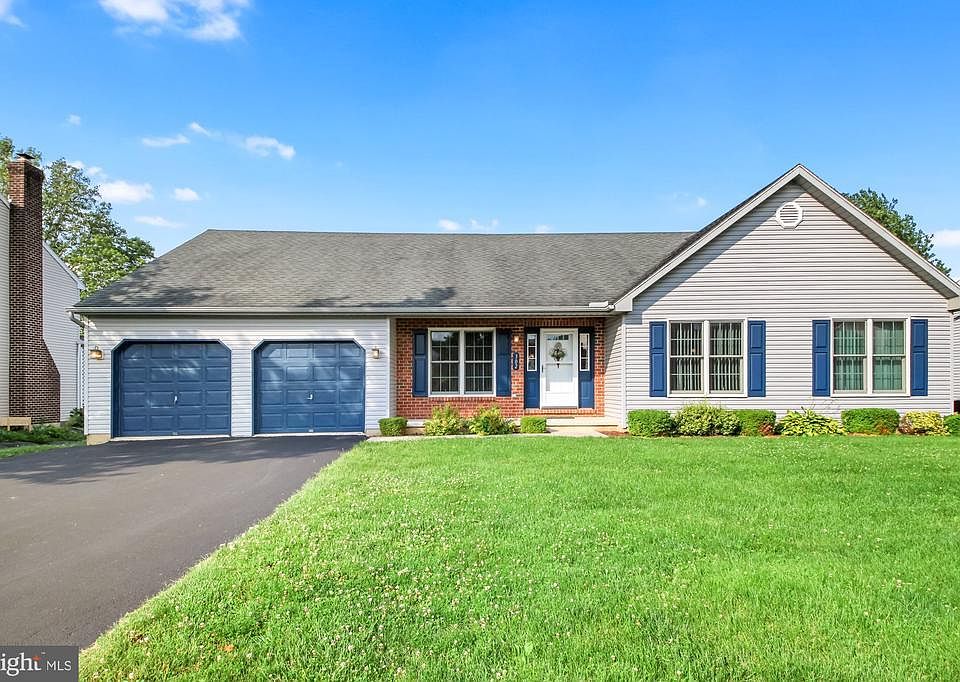 1st image of 302 Carriage Dr