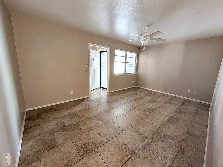 2105 SW 76th St — Photo 2