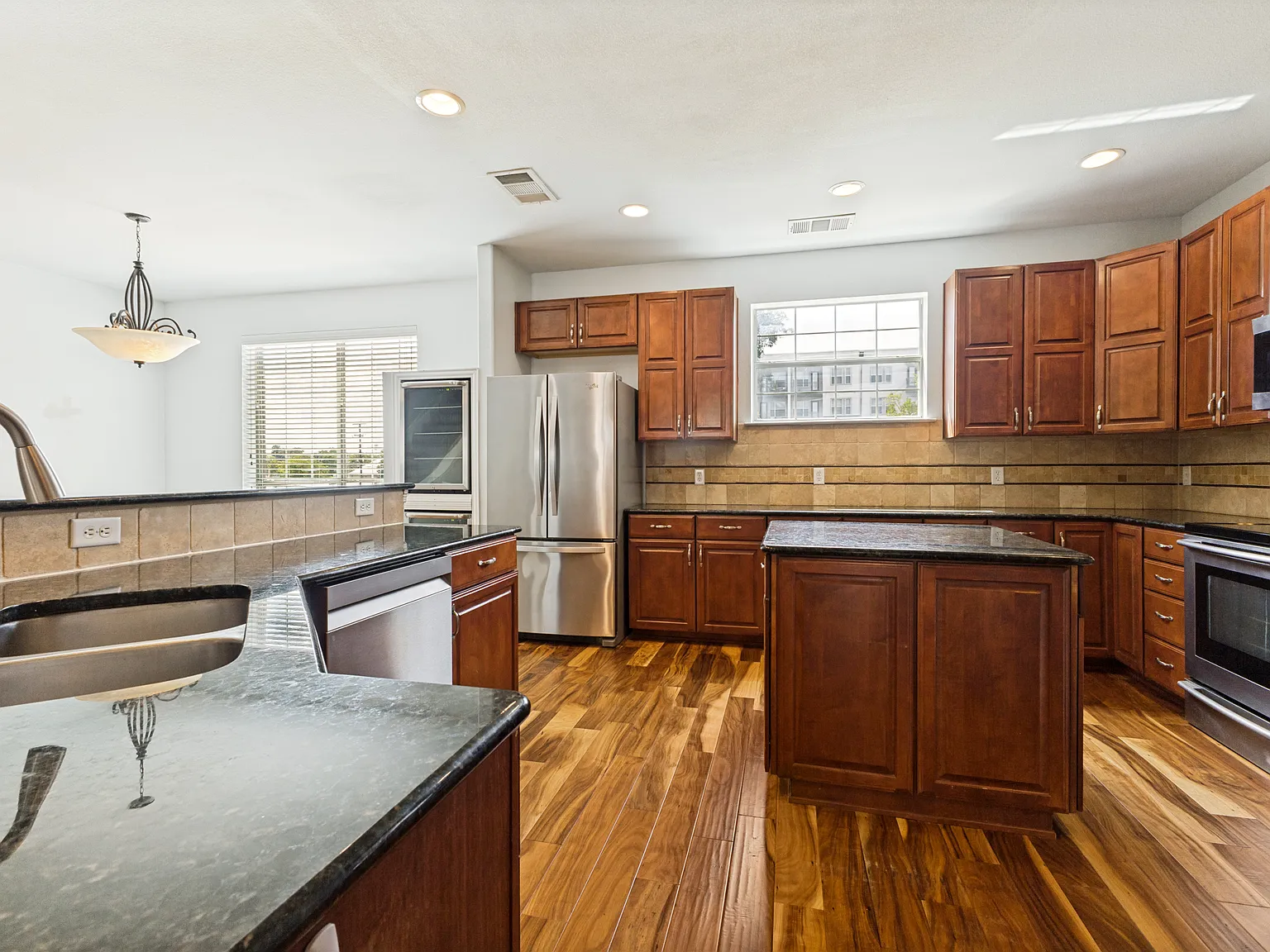3 bed, 3.5 bath, 2413 sqft, $4,450 — Photo 2