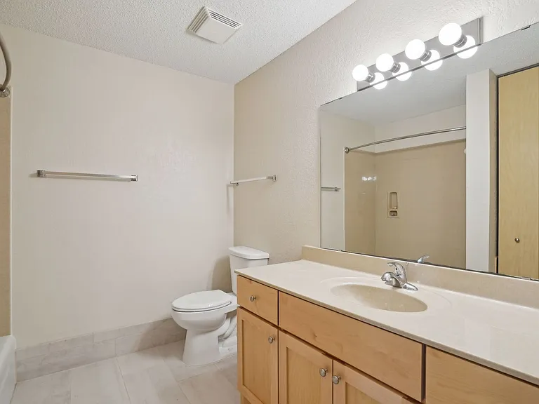 Larpenteur Estates Apartments — Photo 26
