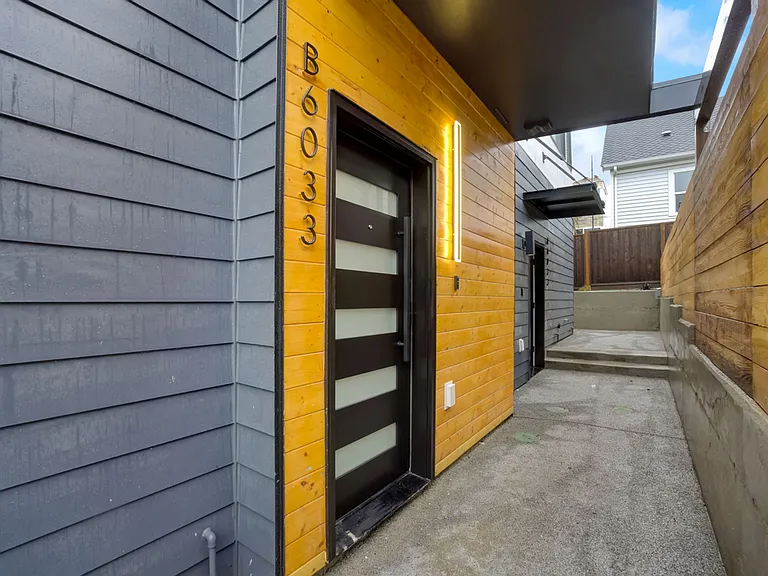 6033 42nd Ave SW #B — Photo 2