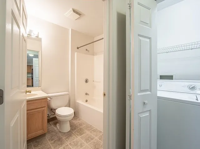 Bathroom & Washer/Dryer