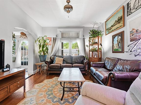 5th image of 2219 Edgebrook Ave