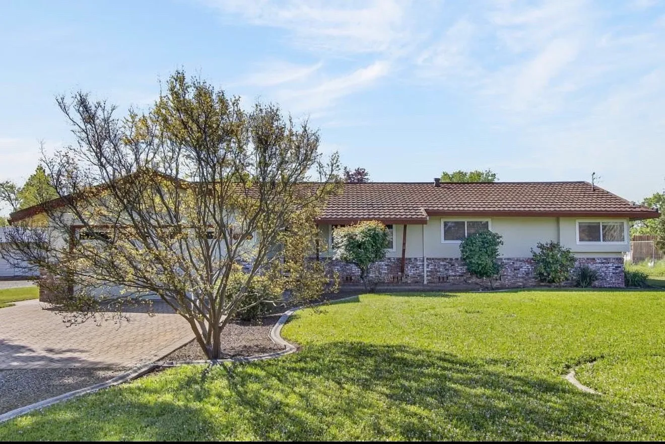 3 bed, 1751 sqft, $3,995 — Photo 3