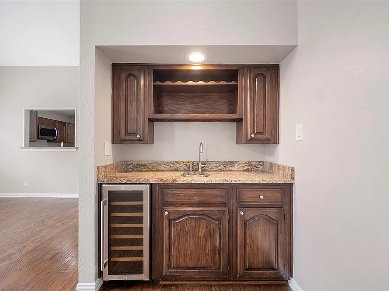 4424 Odessa Dr — Photo 14