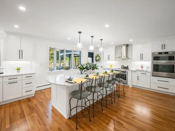 11 Lawndale Rd, Tyngsboro, MA 01879