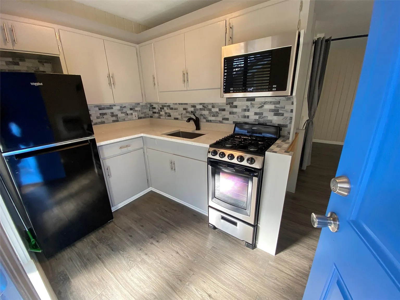 Studio, 400 sqft, $1,275 — Photo 4