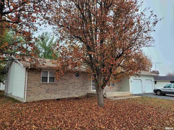 469 E Main St, Radom, IL 62876