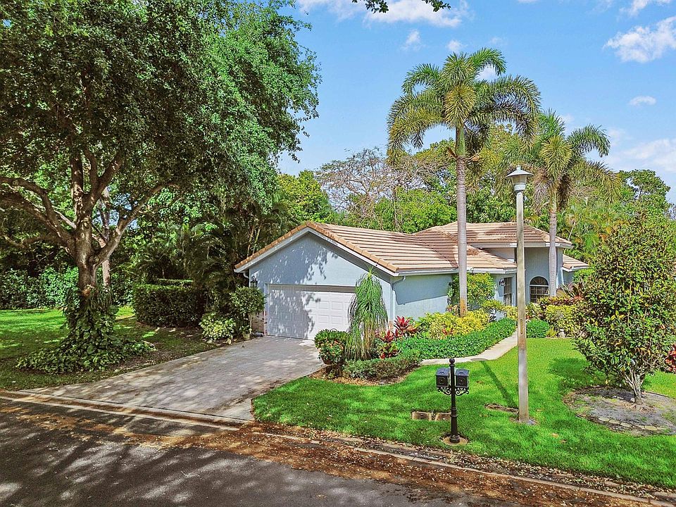 1st image of 292 Sherwood Forest Drive