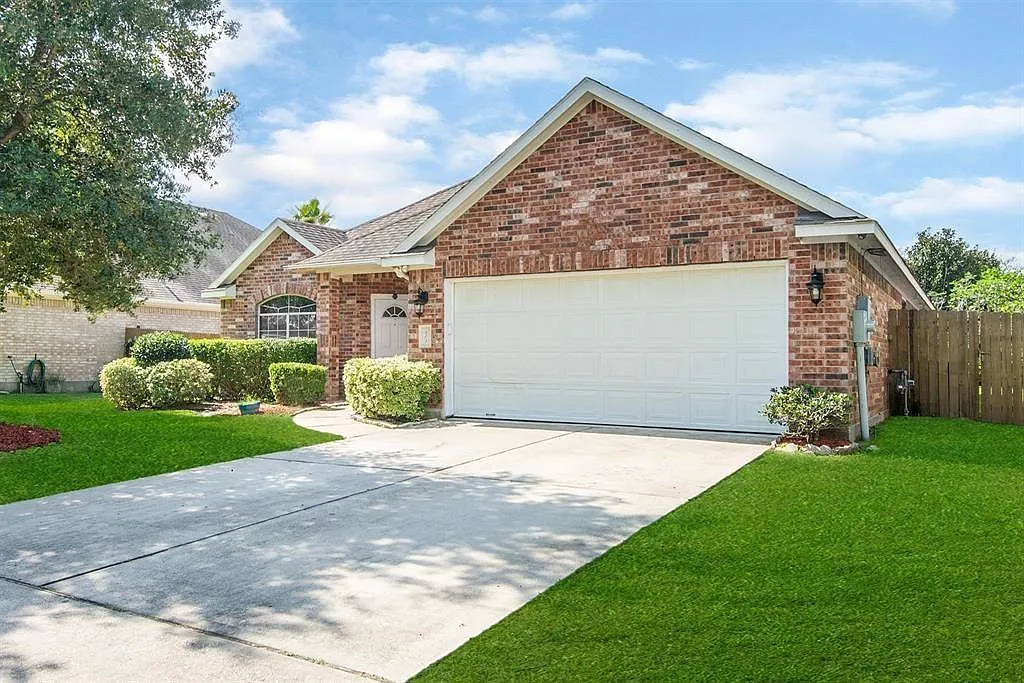 3 bed, 2.0 bath, 2122 sqft, $2,600 — Photo 2