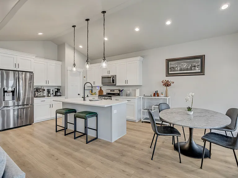 2504 W Sunset Way — Photo 3