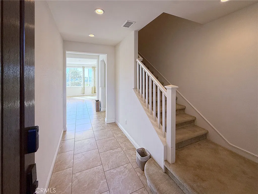 4 bed, 2.5 bath, 2198 sqft, $5,000 — Photo 2