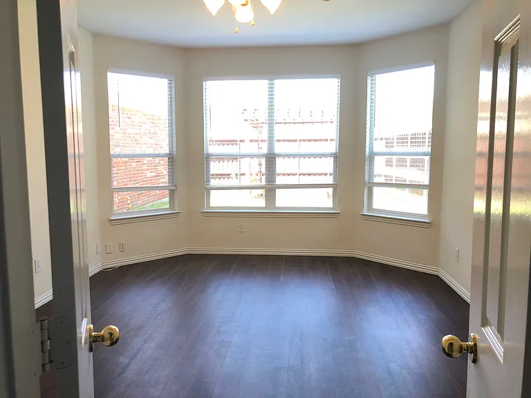 1709 Oak Brook Ln — Photo 2