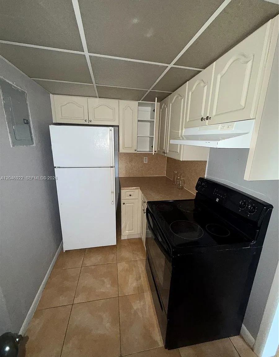 Coral Gate East Condo — Photo 1