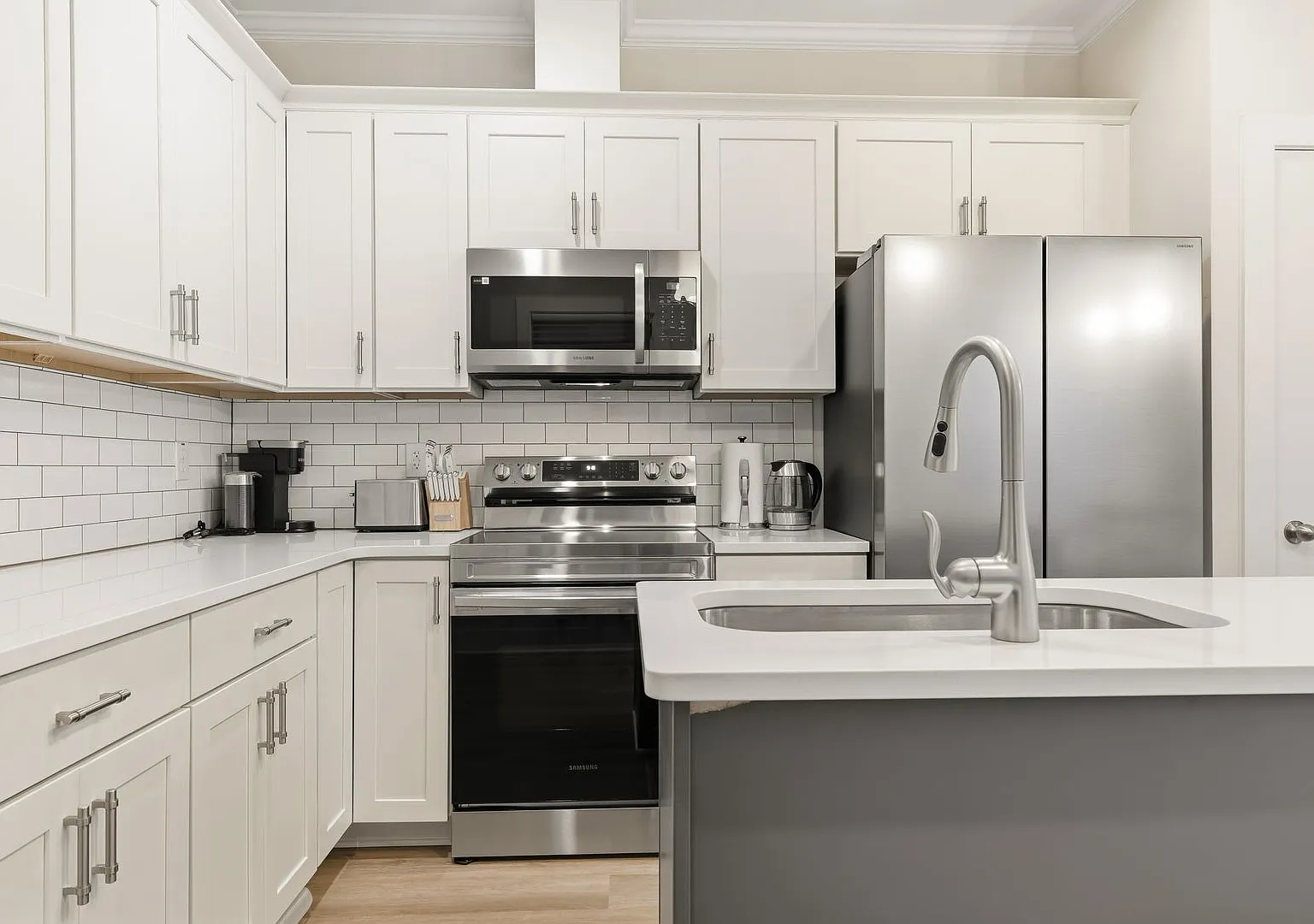 New Furnished 2 Bed/2.5 bath lease only close to downtown, all utilities included! — Photo 4
