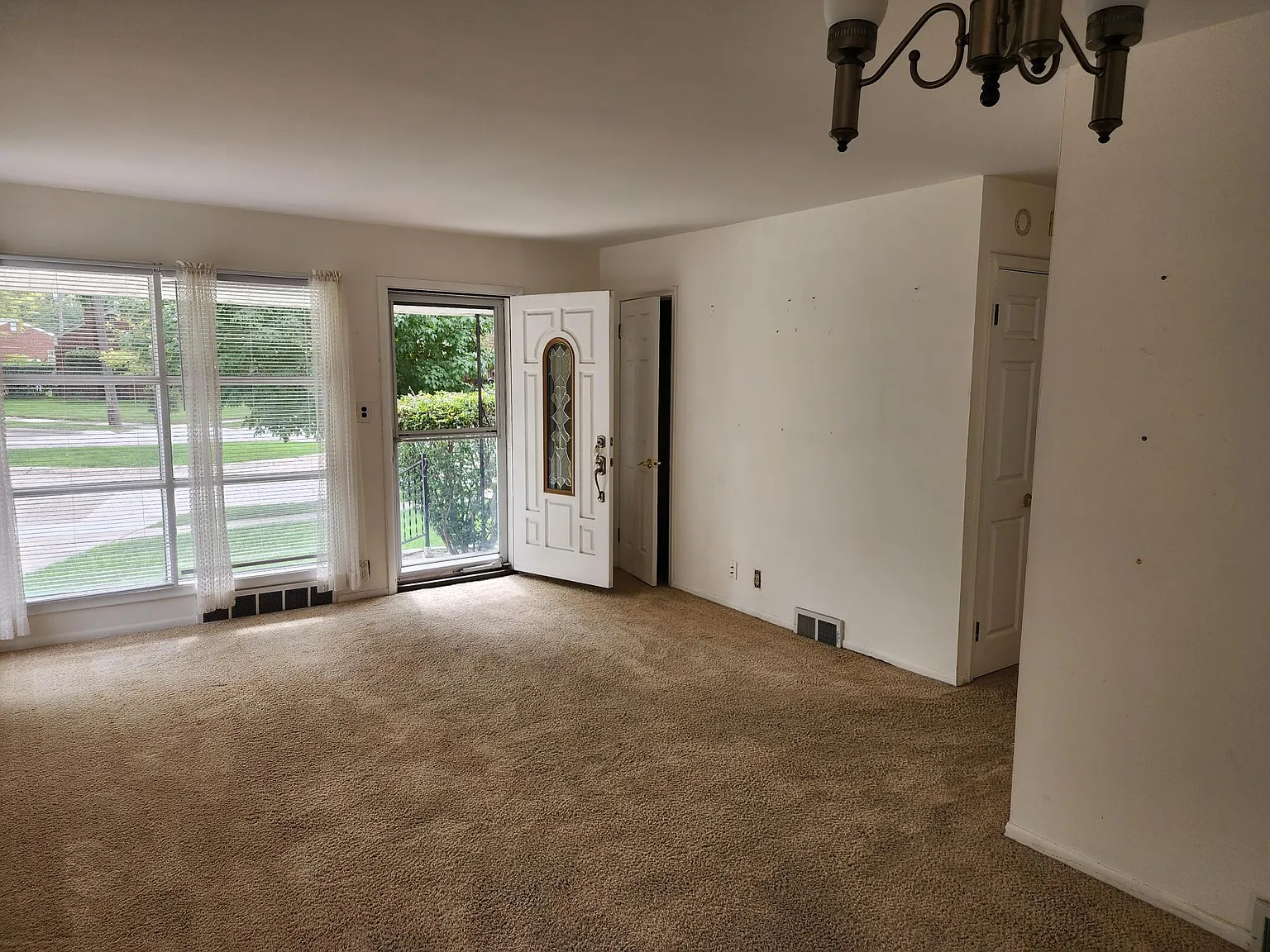 3 bed, 933 sqft, $2,200 — Photo 3