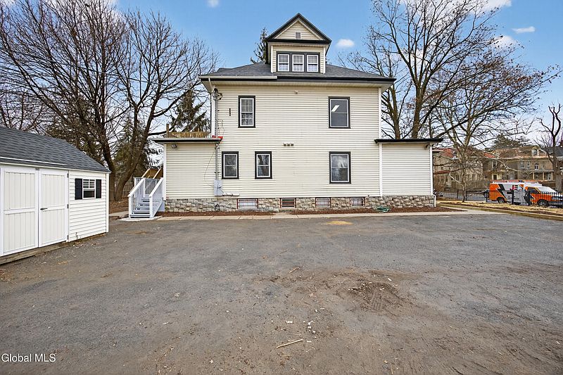 4th image of 901 Bedford Road