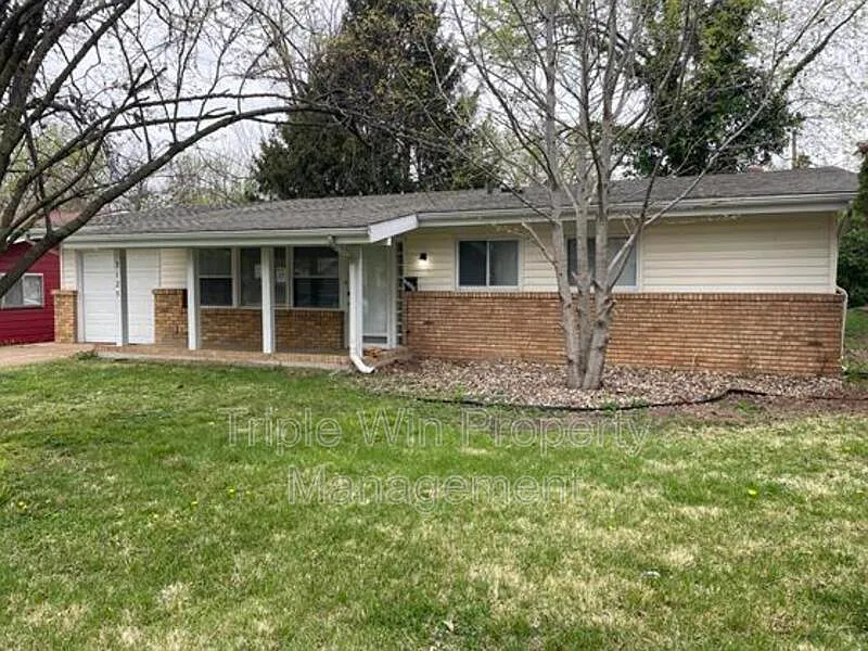 3 bed, 2.0 bath, 1232 sqft, $1,620 — Photo 3
