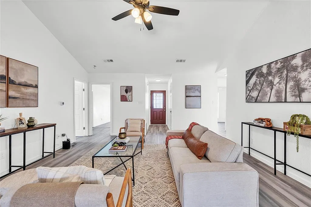 4 bed, 2.0 bath, 1602 sqft, $2,000 — Photo 1