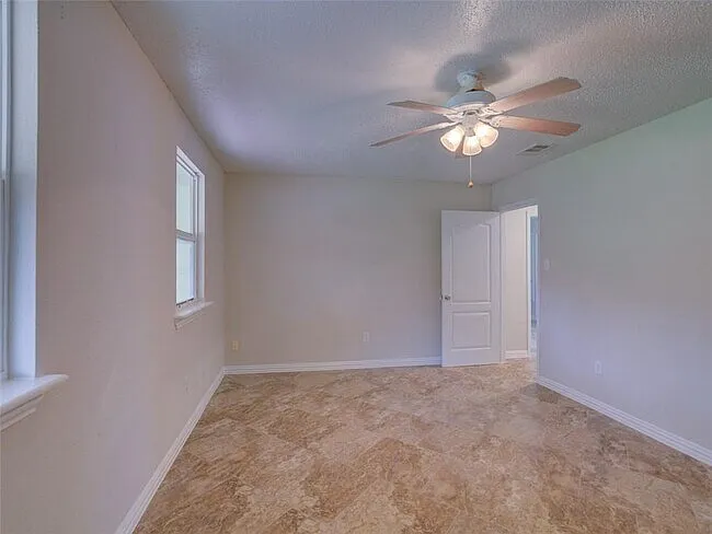 4 bed, 1400 sqft, $1,000 — Photo 2