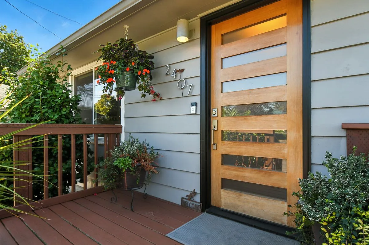 3 bed, 3.0 bath, 2500 sqft, $3,500 — Photo 3