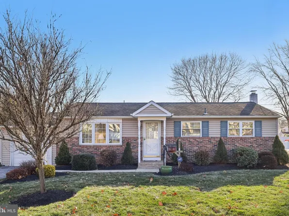 833 Valley Rd, Warminster, PA 18974