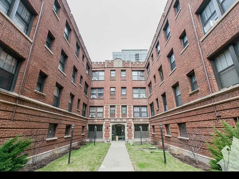 512-20 W Cornelia Ave #516207 — Photo 1