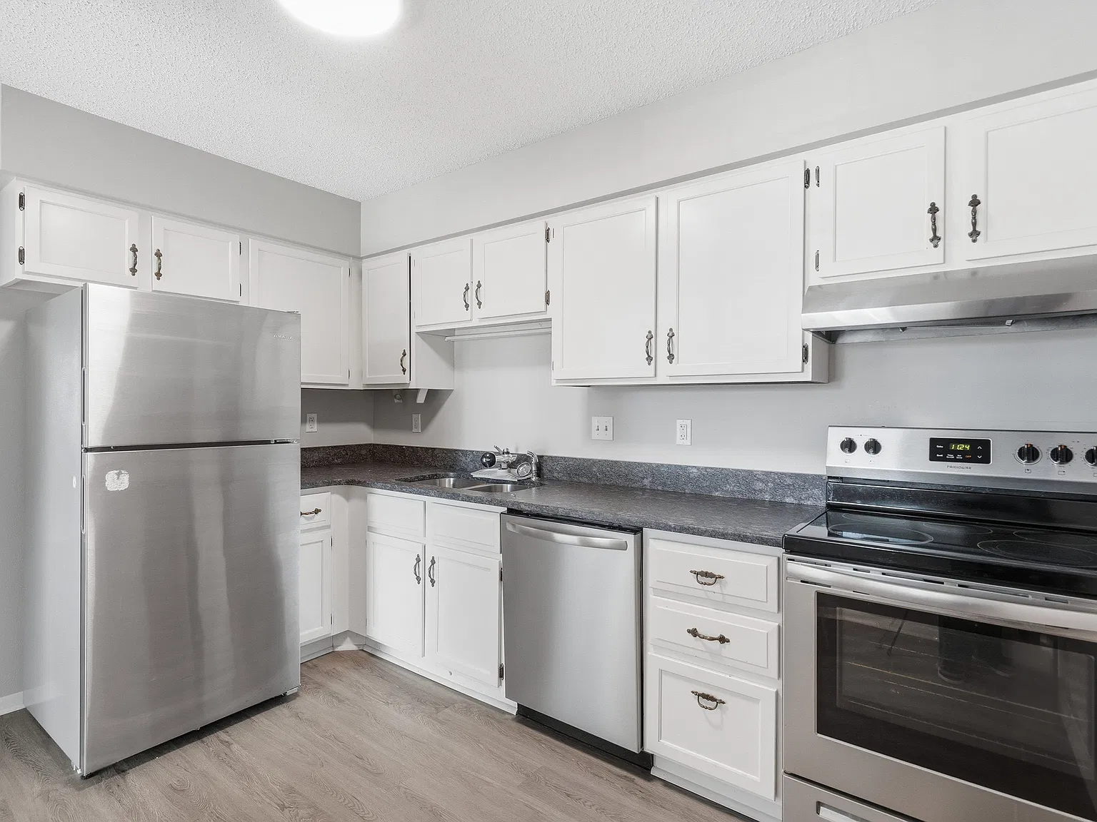 2 bed, 1.5 bath, 915 sqft, $915 — Photo 4