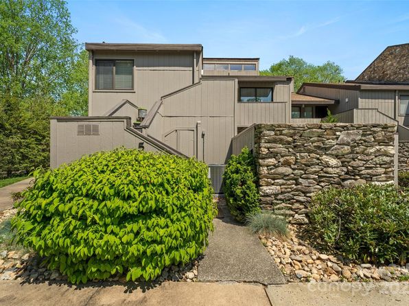 5 Lakemoor Ln, Laurel Park, NC 28739