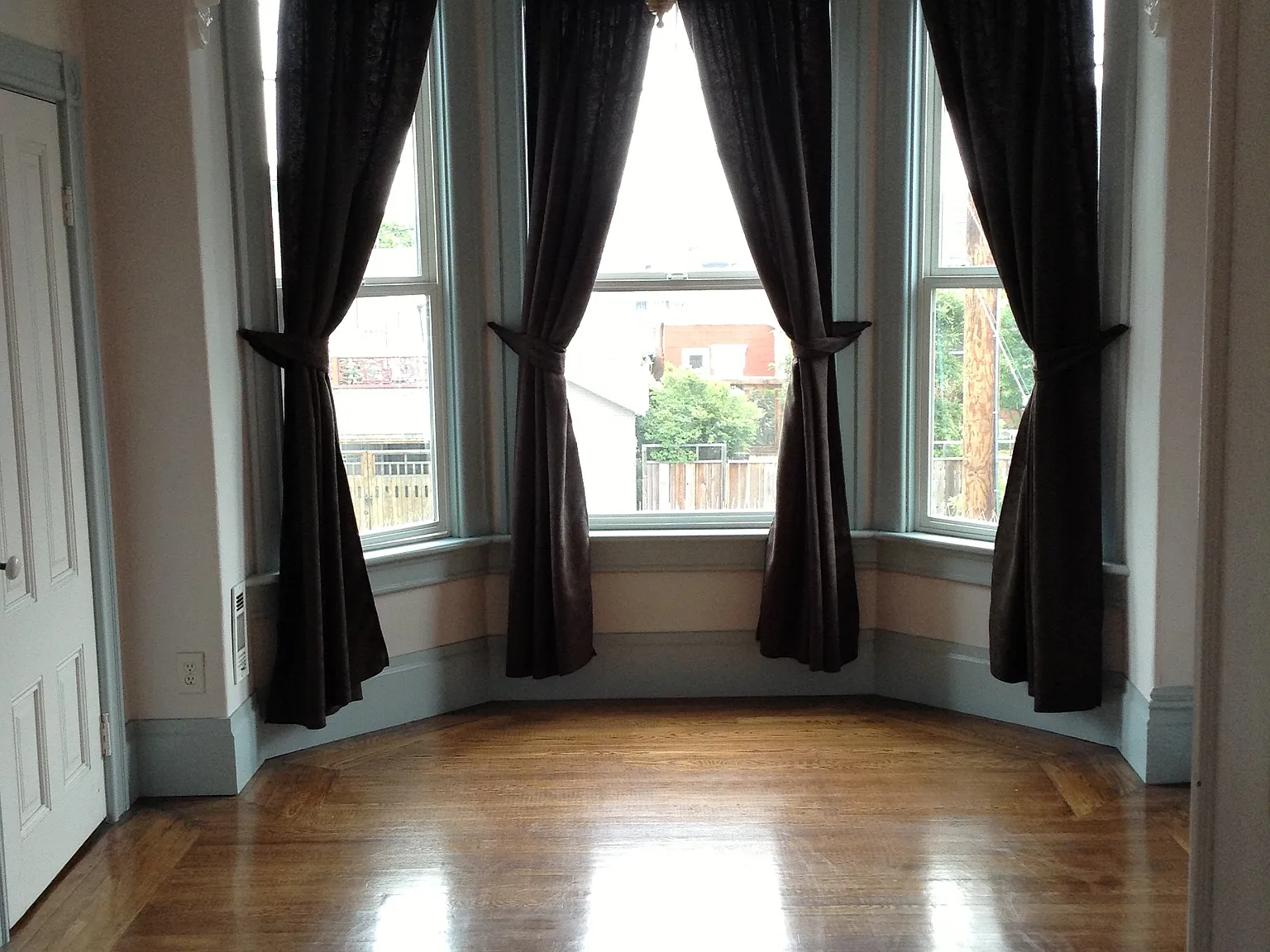 3 bed, 1400 sqft, $3,425 — Photo 2
