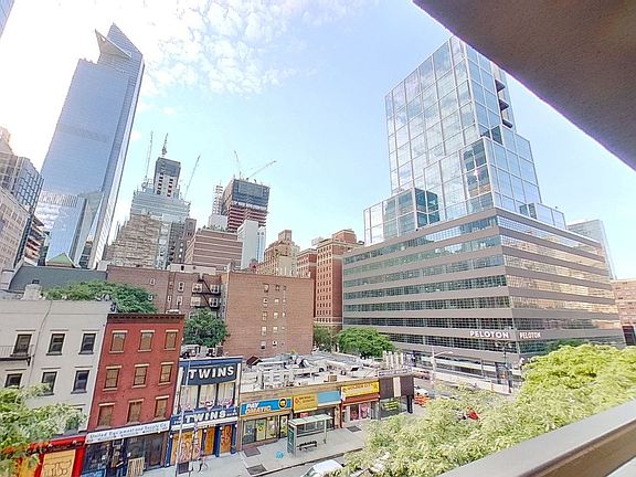 3rd image of 360 W 34th St APT 6