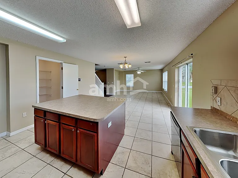 901 Anchorage Ln — Photo 3