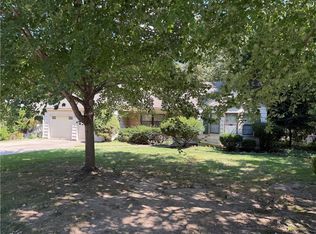 9237 Manor Rd, Leawood, KS 66206