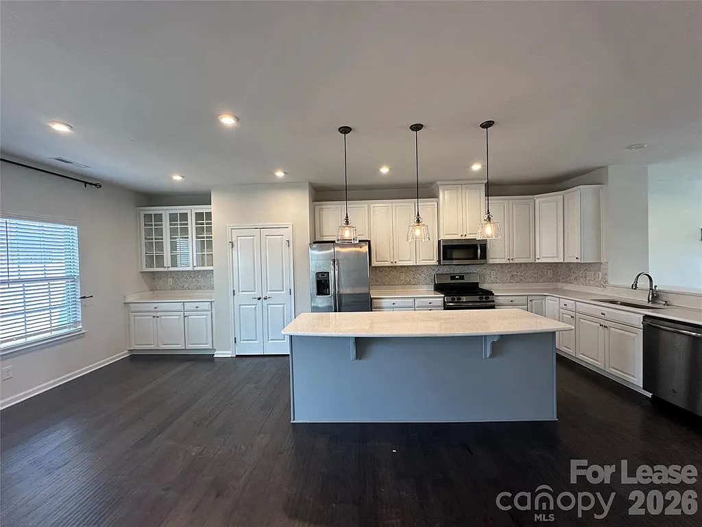 3 bed, 2.5 bath, 2344 sqft, $2,400 — Photo 3