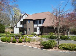 22 Hickory Hill Ln, Branford, CT 06405