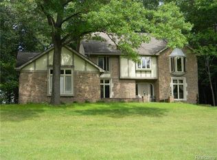 1996 Golfcrest Dr, Commerce Township, MI